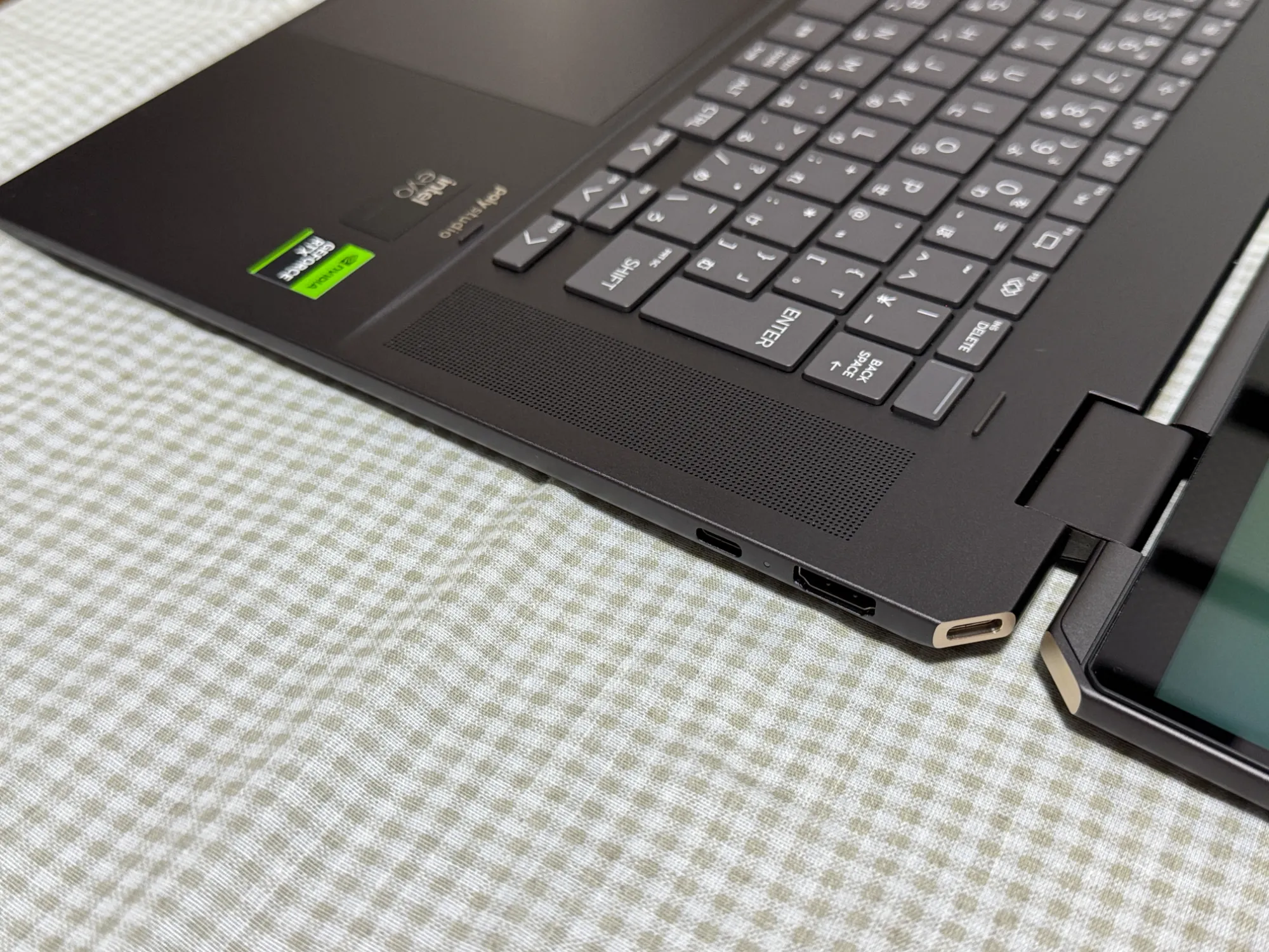 Spectre X360の右側面の写真