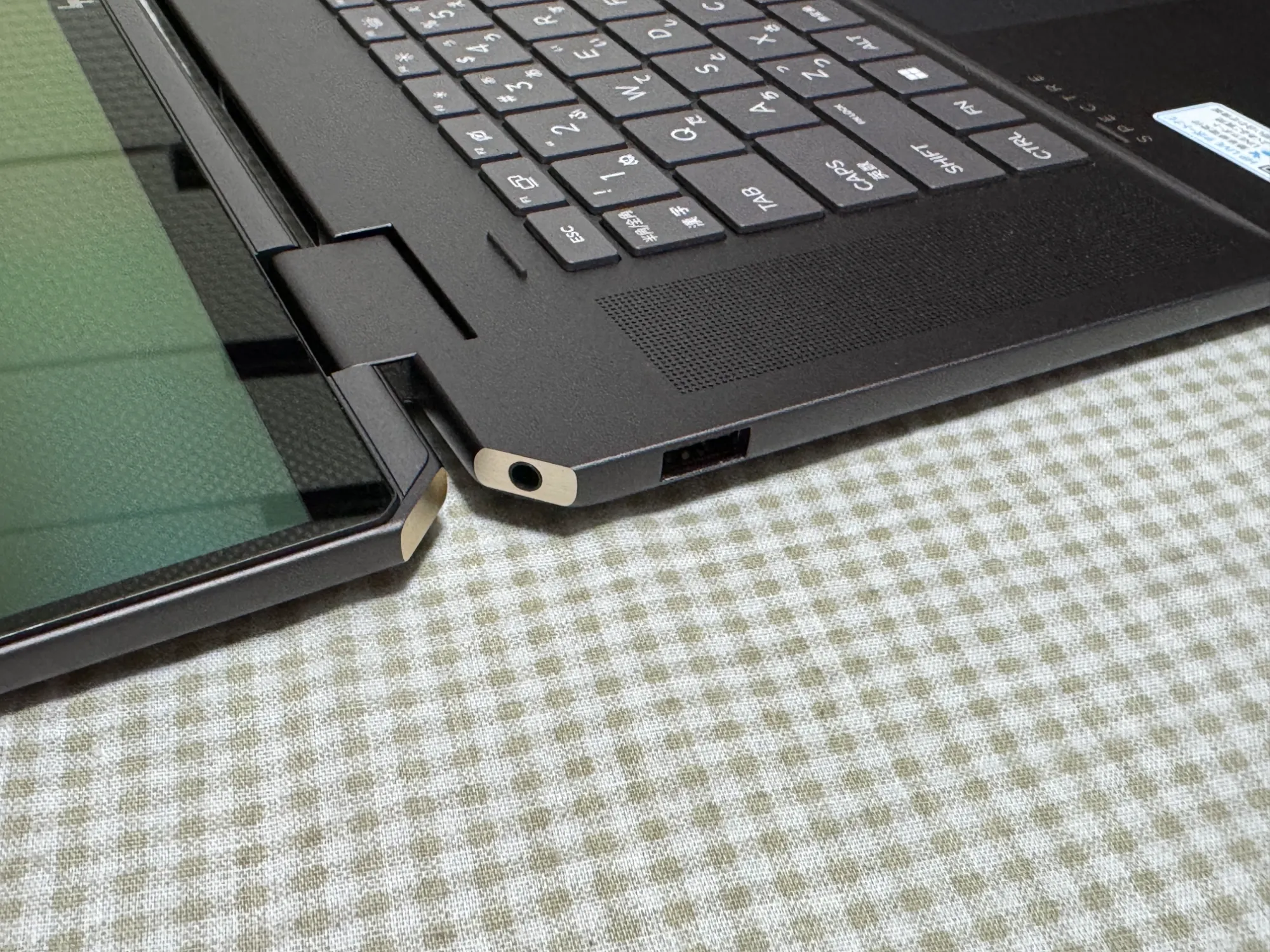 Spectre X360の左側面の写真