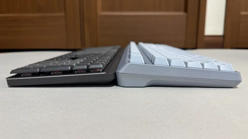 MX MechanicalとRealforce R4を横に並べた図
